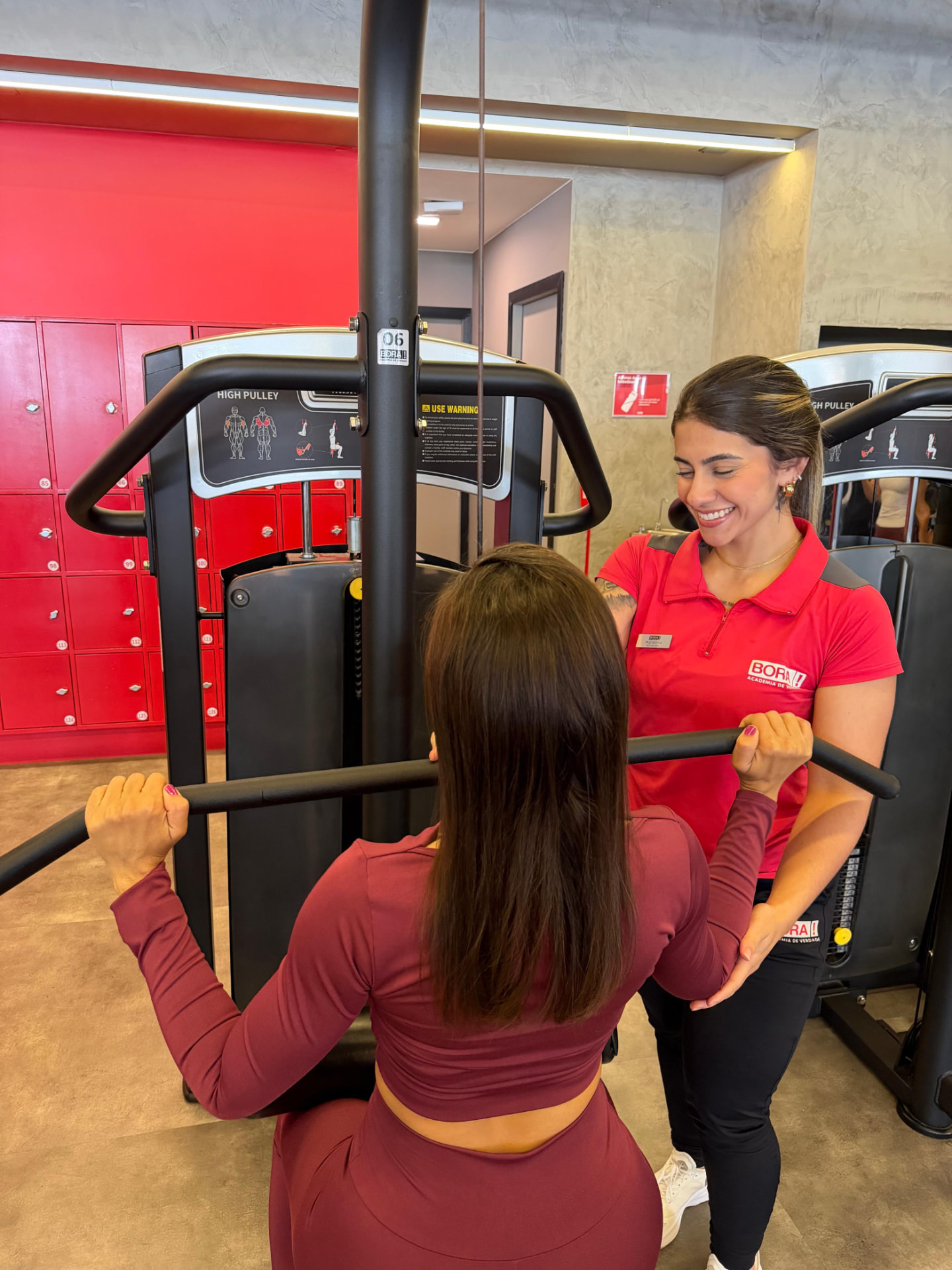Professora da BORA! orientando uma aluna durante o treino
